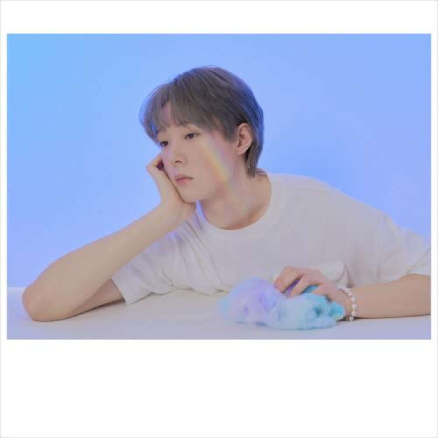 HANEOL PARK - [My Name] (Part.1) - Album Kpop : photo du membre en studio, ambiance pastel bleu, pose pensif.