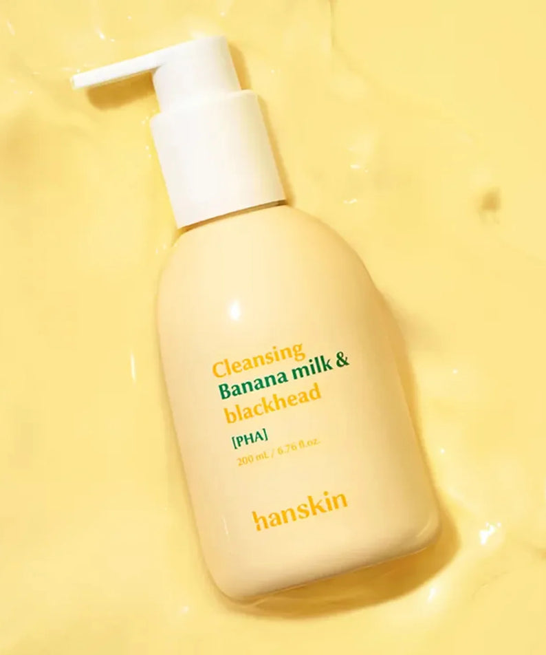Photo produit HANSKIN Cleansing Banana Milk & Blackhead PHA 200ml en flacon blanc sur fond jaune, style skincare.