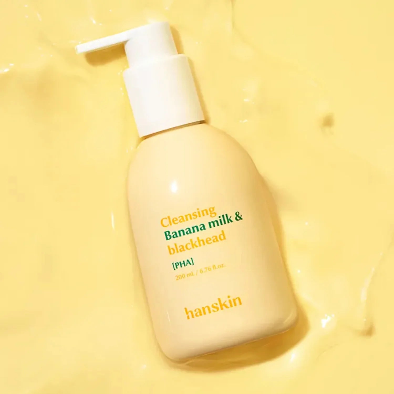 Photo produit HANSKIN Cleansing Banana Milk & Blackhead PHA 200ml en flacon blanc sur fond jaune, style skincare.