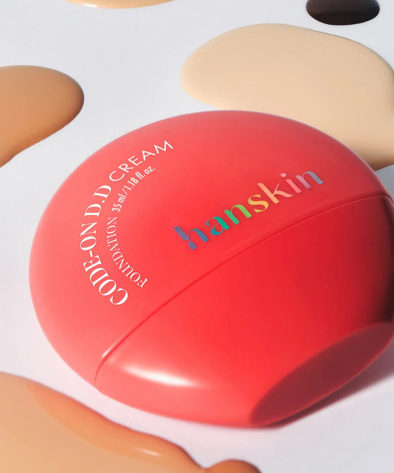 HANSKIN Code On DD Cream Foundation 35ml, tube rouge sur fond blanc, marque HANSKIN et design studio produit