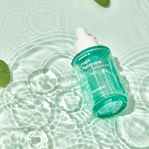 HANSKIN Magic Tightening Pore Ampoule 30ml de HANSKIN, flacon vert sur fond eau et bulles, esthétique skincare