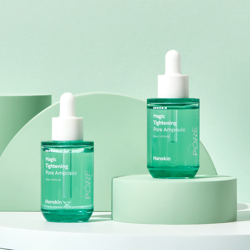 HANSKIN Magic Tightening Pore Ampoule 30ml : sérum vert en flacons avec pipette, décor blanc/vert sur piédestal.