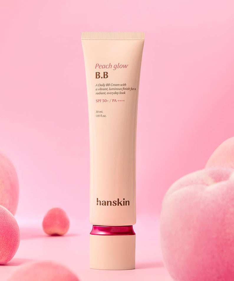 HANSKIN Peach Glow BB Cream 30ml de la marque HANSKIN, sur fond rose avec fruits pêches, pack produit en évidence.
