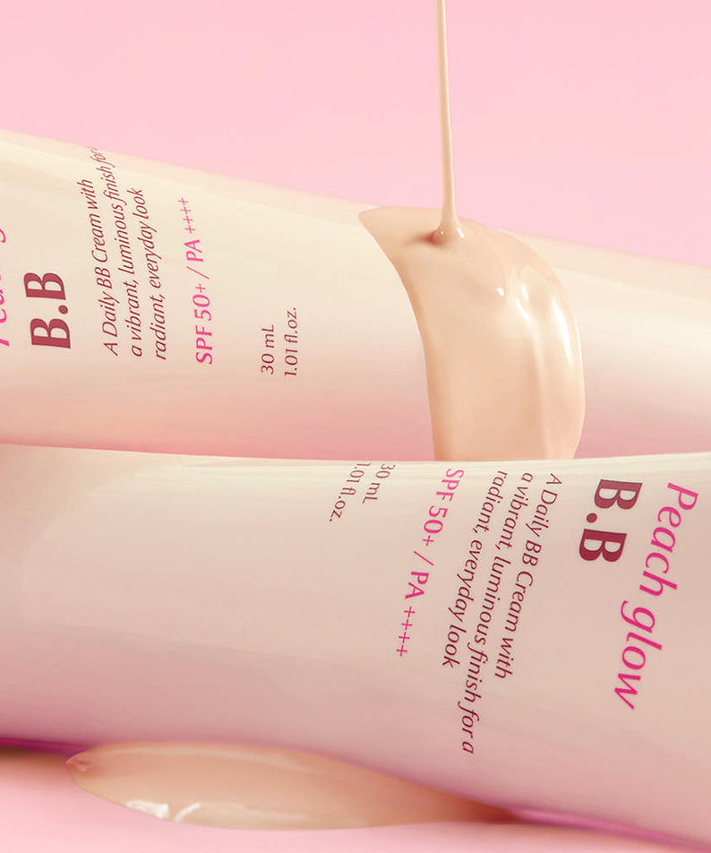HANSKIN Peach Glow BB Cream 30ml, tube rose avec crème pêchée sur fond pastel, visuel produit maquillage.
