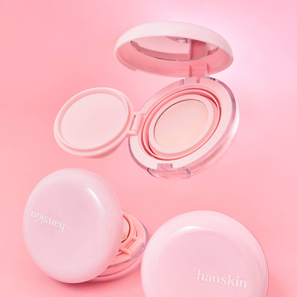 HANSKIN Pink Moisturizing Tone-Up Sun Cushion 8g, marque HANSKIN, coussin solaire rose sur fond rose, en produit maquillage.