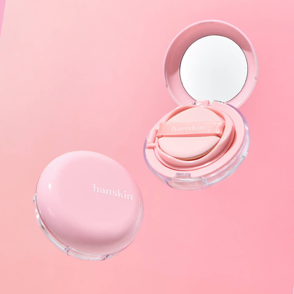 HANSKIN Pink Moisturizing Tone-Up Sun Cushion 8g, boîtier rose sur fond rose, marque HANSKIN en packaging maquillage.