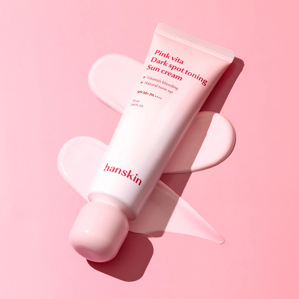 Photo produit: HANSKIN Pink Vita Blemish Toning Sun Cream 50ml, crème solaire rose HANSKIN sur fond rose pastel.
