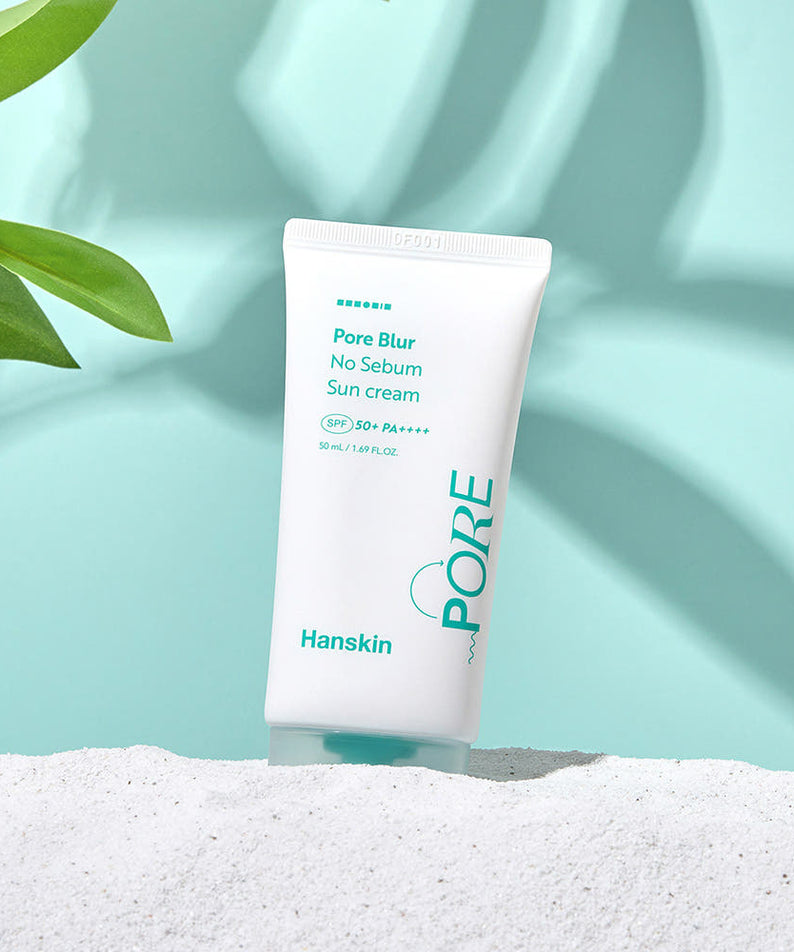 HANSKIN Pore Blur No-Sebum Sunscreen SPF50+ PA++++ 50ml, tube crème solaire sur fond vert frais, ambiance spa nature.