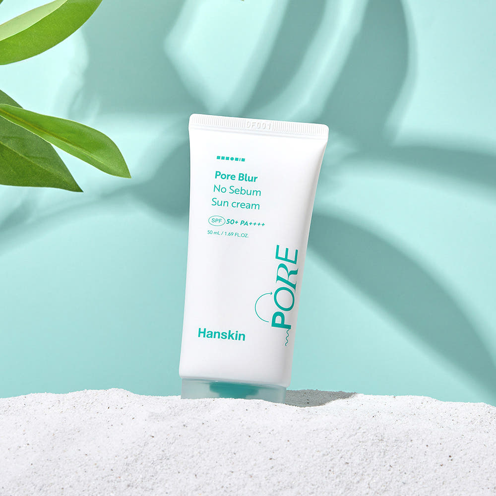 HANSKIN Pore Blur No-Sebum Sunscreen SPF50+ PA++++ 50ml, tube crème solaire sur fond vert frais, ambiance spa nature.