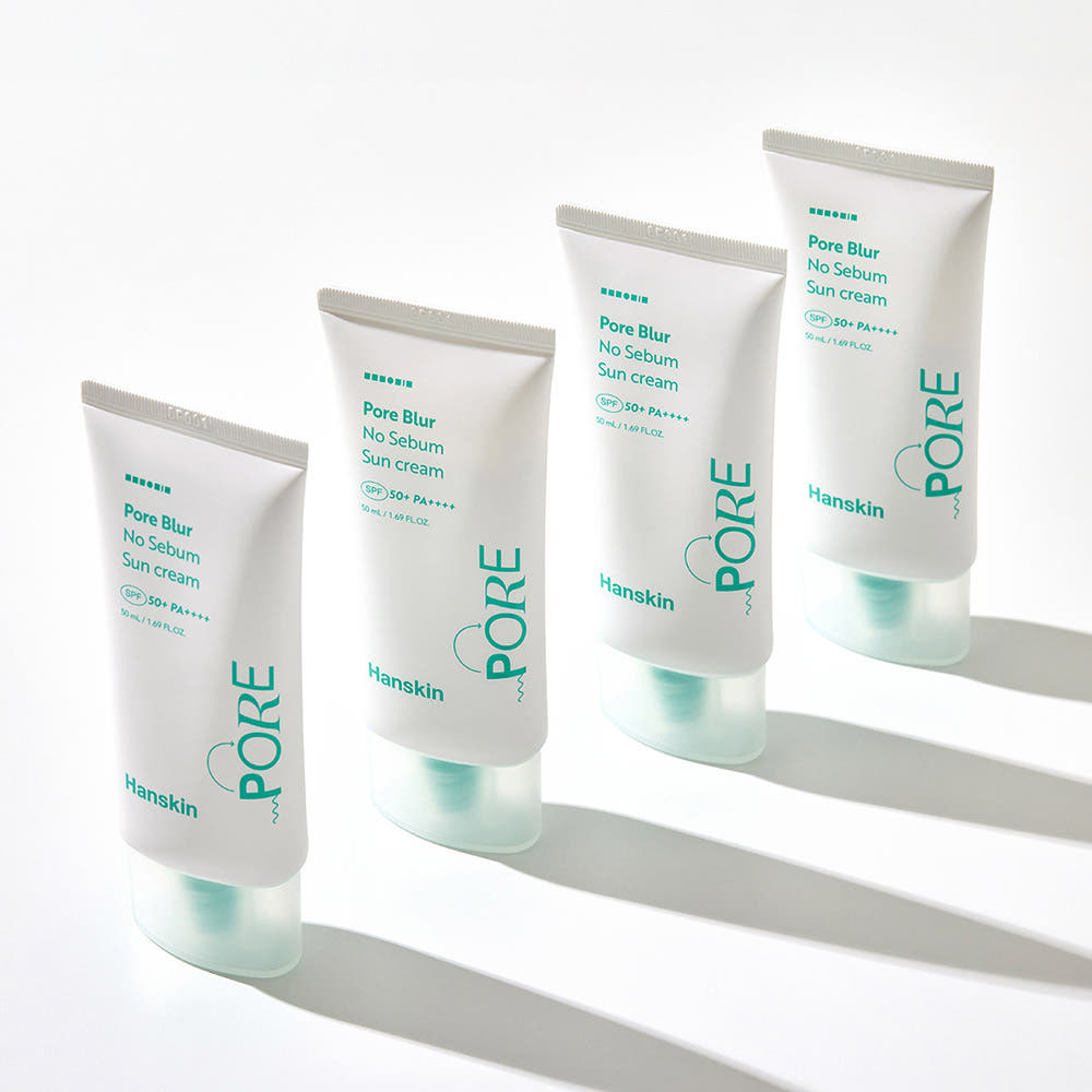 HANSKIN Pore Blur No-Sebum Sunscreen SPF50+ PA++++ 50ml de HANSKIN sur tubes blancs, contexte studio sur fond clair.
