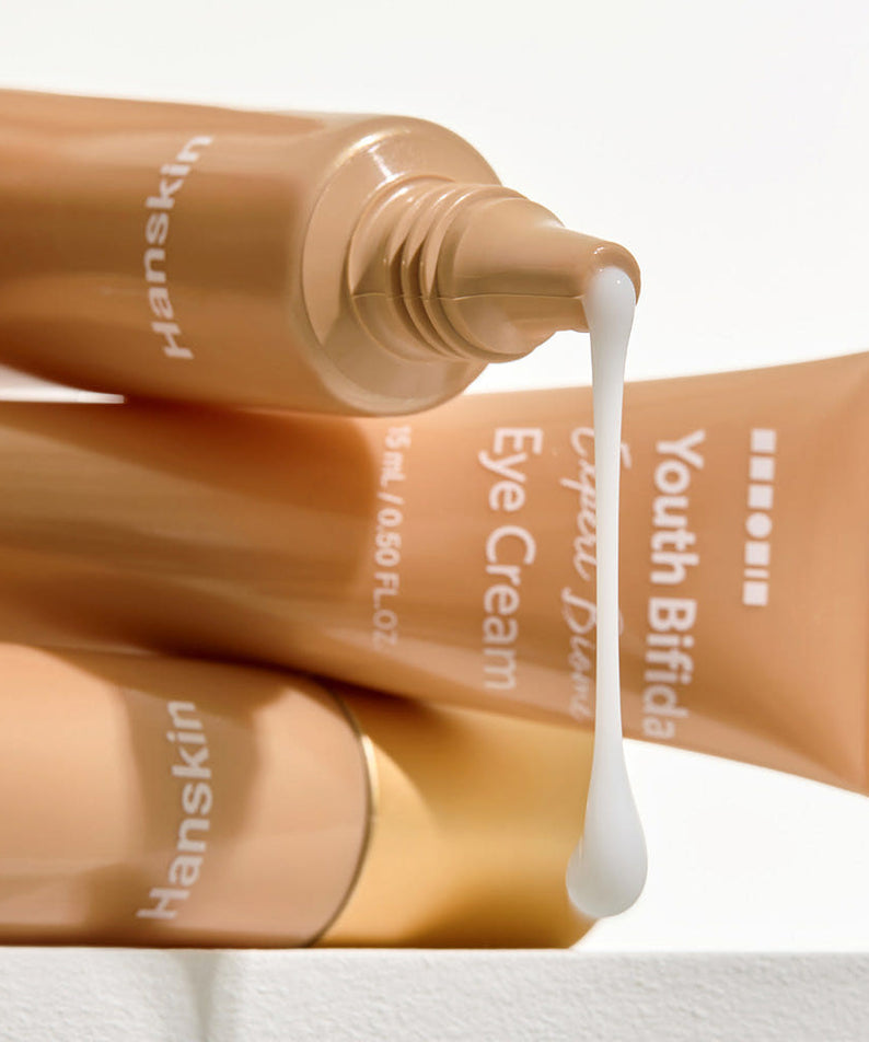 HANSKIN Youth Bifida Expert Biome Eye Cream 15ml : tube HANSKIN déversant une texture crème pour les yeux, gros plan.