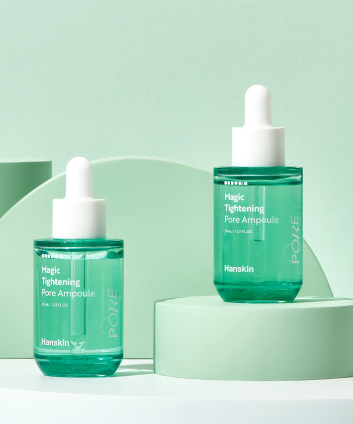Deux flacons de HANSKIN Magic Tightening Pore Ampoule 30ml sur fond vert clair. Soin visage pour resserrer les pores et raffermir la peau.