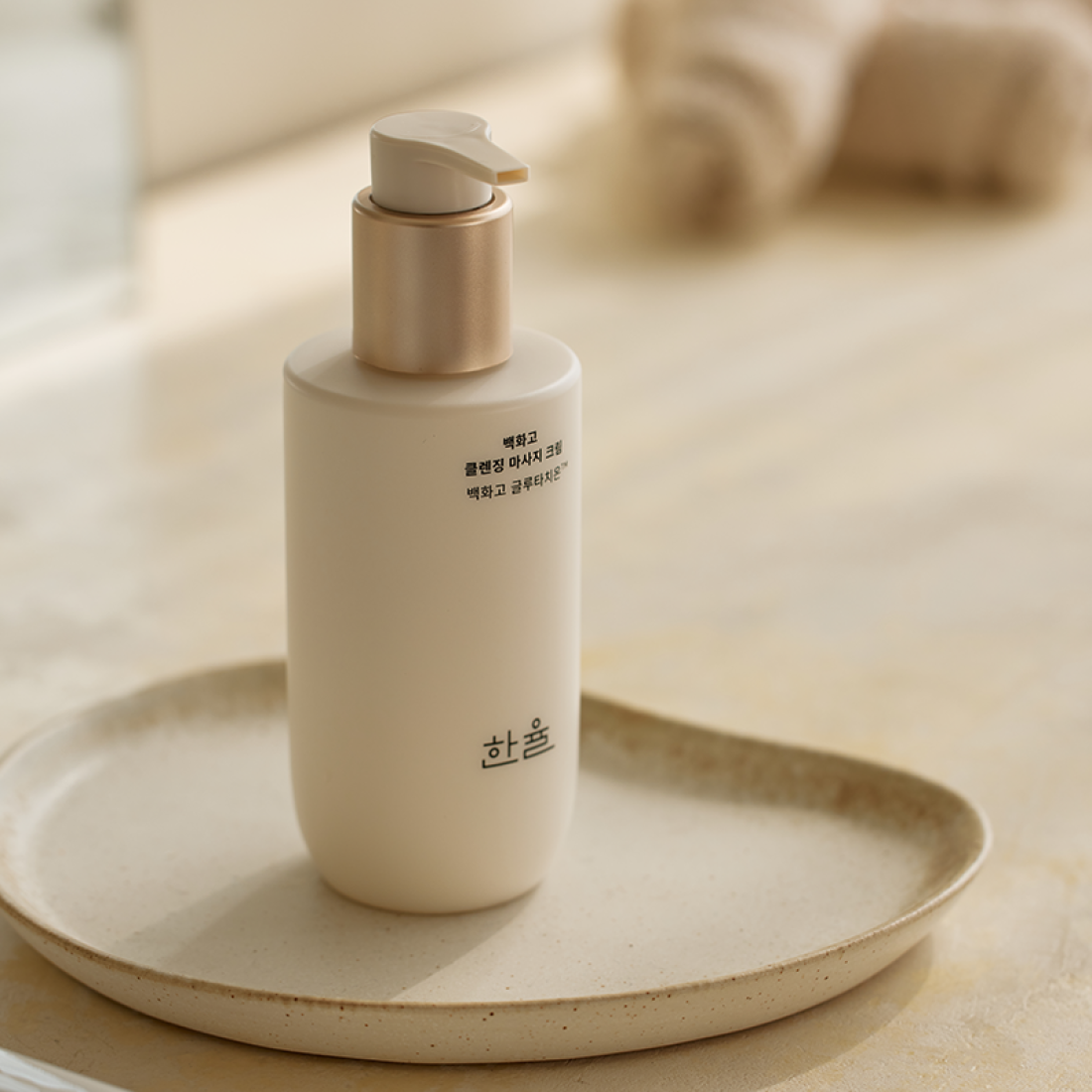 Décris l'image en français en mentionnant le produit, la marque et le contexte visuel: HANYUL Baekhwago Cleansing Massage Cream 200ml
