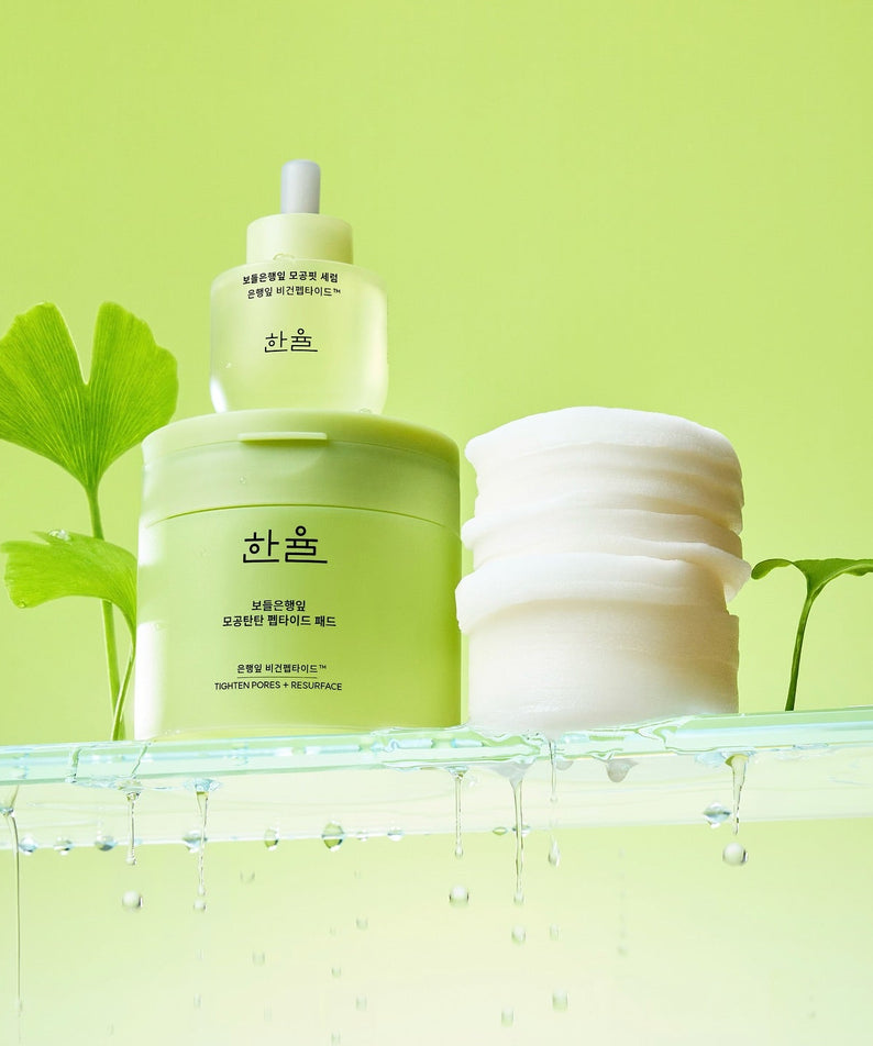 HANYUL Bodeunhaengip Pore Elasticity Peptide Pads 60 Sheets 100ml : flacons et pastilles sur fond vert, ambiance soins visage.