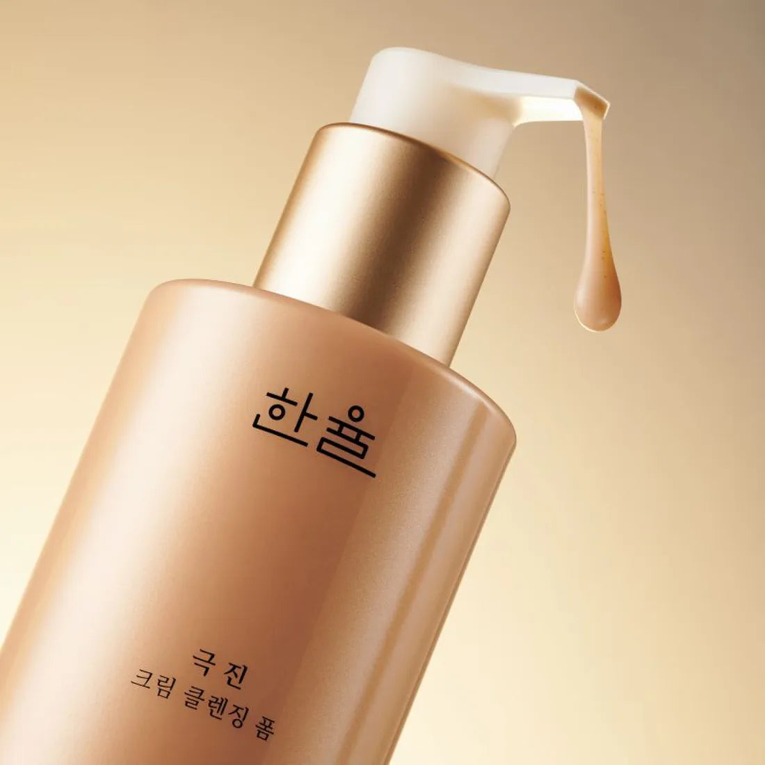 HANYUL Extreme Cream Cleansing Foam 200ml, mousse visage en flacon doré sur fond beige, marque HANYUL en gros plan