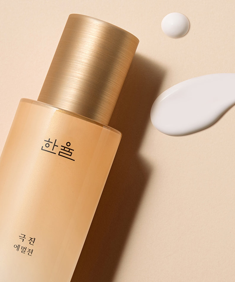 HANYUL Extreme Emulsion 125ml, bouteille et texture de crème sur fond beige avec ruban doré, marque visible.