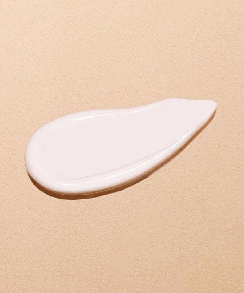 HANYUL Extreme Emulsion 125ml, crème blanche en texture sur fond beige, photo produit de la marque HANYUL.