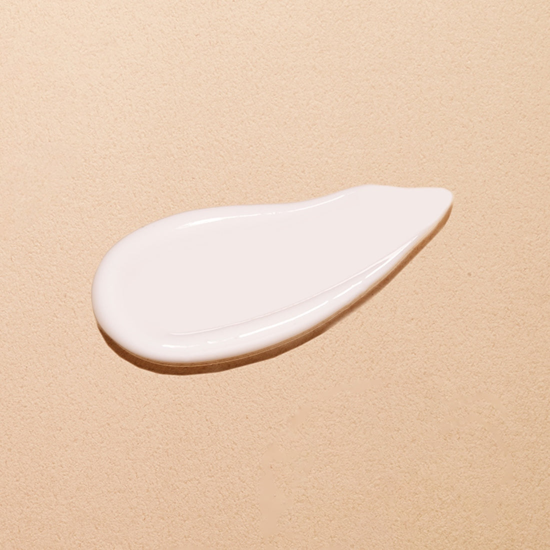 HANYUL Extreme Emulsion 125ml, crème blanche en texture sur fond beige, photo produit de la marque HANYUL.