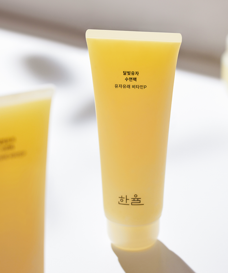 HANYUL Moonlight Yuja Sleeping Pack 100ml, tube de crème jaune sur fond clair, packshot produit beauté Hanyul.