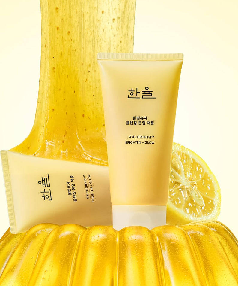 HANYUL Moonlight Yuja Vitamin Tone-Up Pack Foam 120ml : mousse tonifiante, tube jaune près d’agrumes, visuel produit en studio
