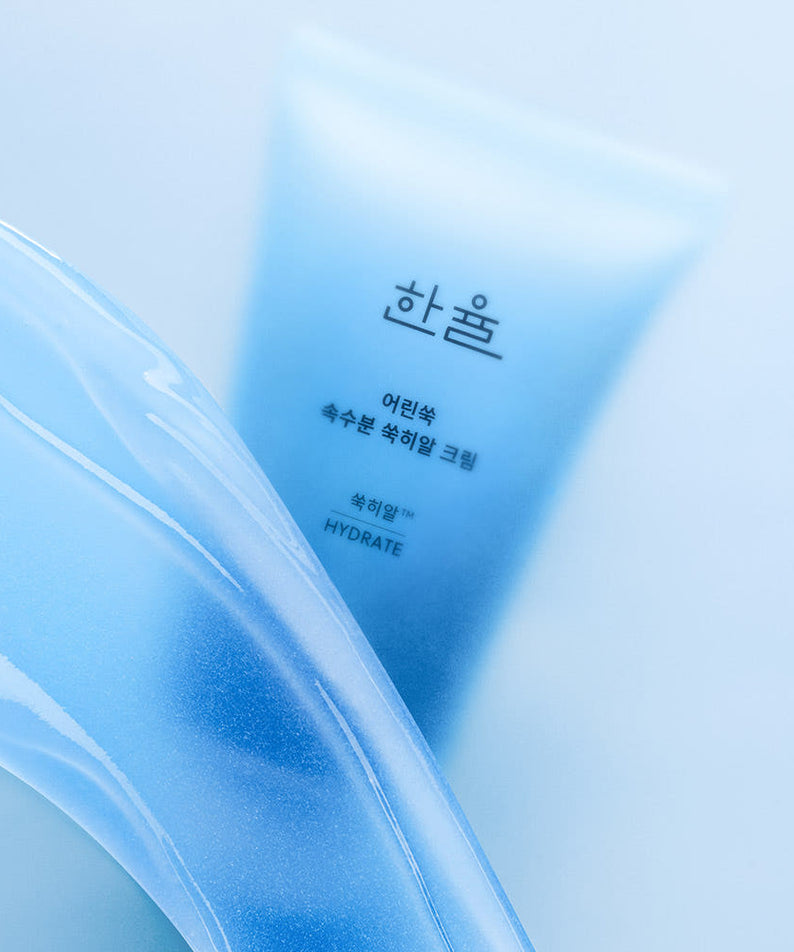 HANYUL Young Artemisia Extract Moisturizing Cream 60ml, crème hydratante sur packaging bleu, flacon et pot en contexte skincare