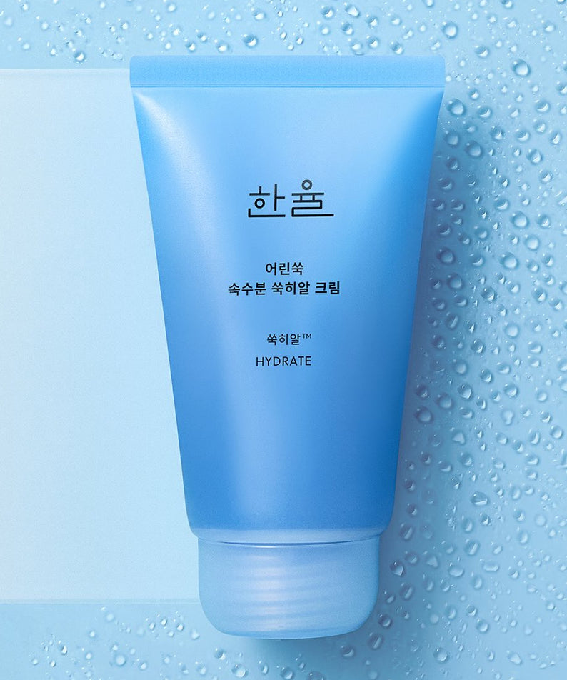 HANYUL Young Artemisia Extract Moisturizing Cream 60ml, crème hydratante HANYUL sur fond bleu avec gouttes d’eau, en visuel produit.
