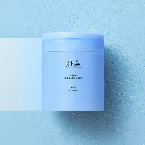 HANYUL Young Artemisia Extract Moisturizing Pad 60 Sheets : pack bleu sur fond bleu avec gouttelettes d’eau, hydrate la peau.