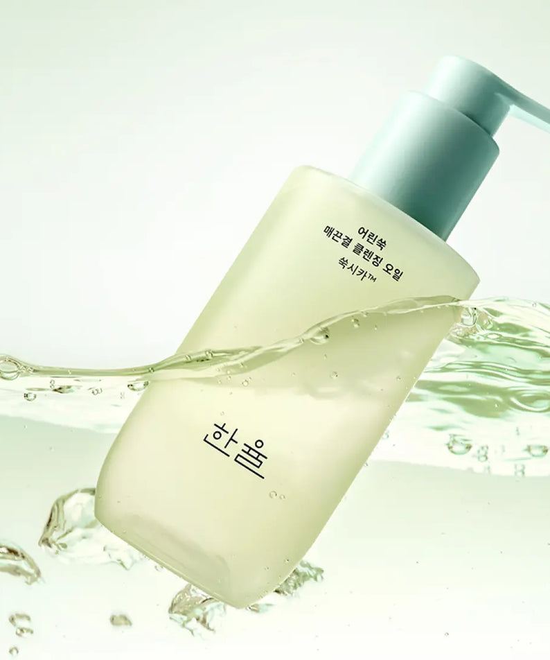 HANYUL Young Artemisia Smooth Cleansing Oil 200ml : huile nettoyante verte sur fond clair, pompe et éclaboussures d’eau.