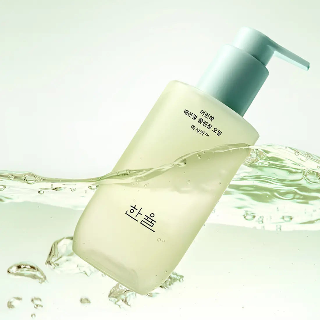 HANYUL Young Artemisia Smooth Cleansing Oil 200ml : huile nettoyante verte sur fond clair, pompe et éclaboussures d’eau.