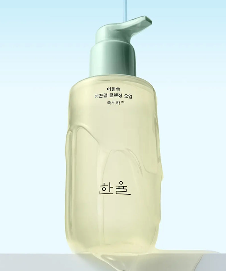 HANYUL Young Artemisia Smooth Cleansing Oil 200ml de HANYUL, flacon-pompe sur fond bleu, en contexte beauté.