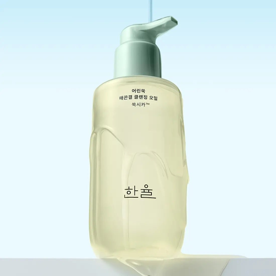 HANYUL Young Artemisia Smooth Cleansing Oil 200ml de HANYUL, flacon-pompe sur fond bleu, en contexte beauté.
