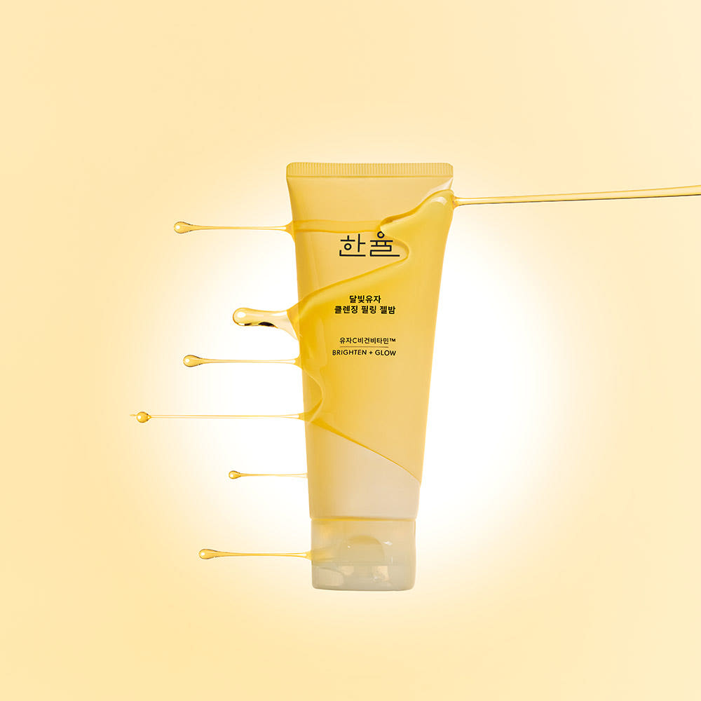 HANYUL Yuja Brightening Peeling Gel Balm Cleanser 100g : gel baume citron, marque HANYUL sur fond jaune, gouttes visuelles.