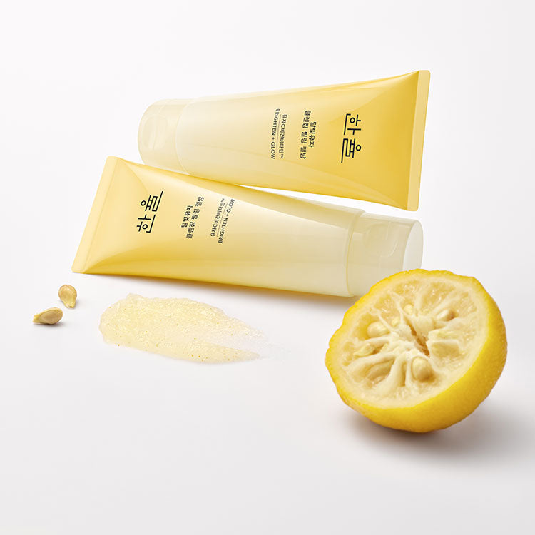 HANYUL Yuja Brightening Peeling Gel Balm Cleanser 100g : gel nettoyant à base de yuzu, marque HANYUL sur fond blanc, avec fruit.