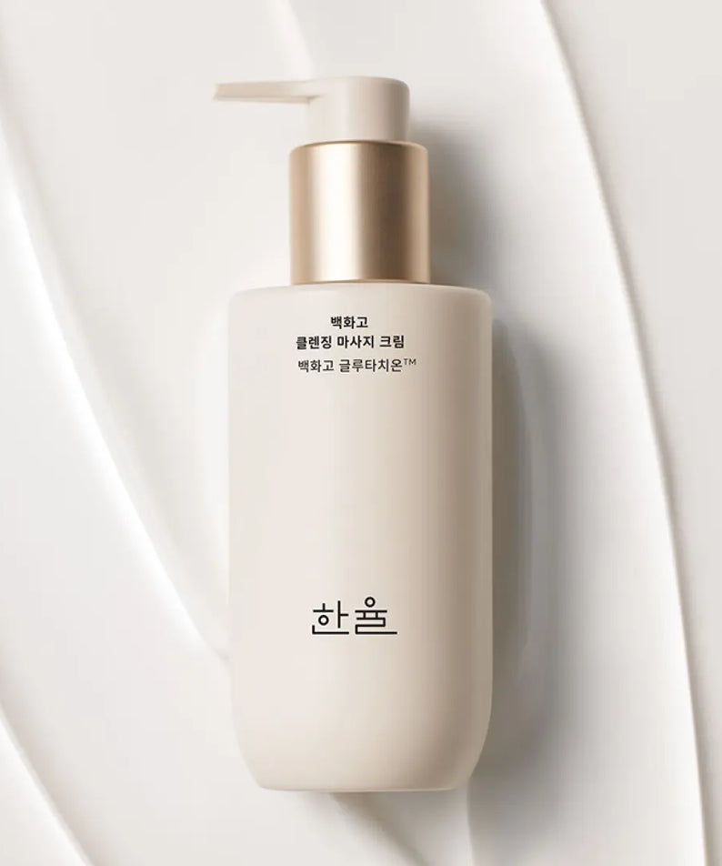 HANYUL Baekhwago Cleansing Massage Cream 200ml en flacon avec pompe sur fond blanc ondulé, soin pour la peau et massage nettoyant.