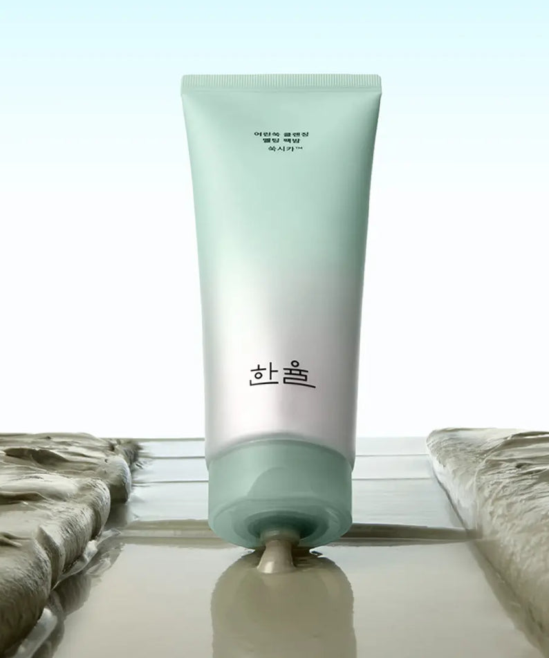 HANYUL Young Artemisia Cleansing Pack Balm 100g, nettoyant visage hydratant à l'artemisia, tube de 100g, fond beige et bleu pastel.