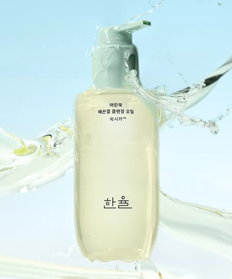 HANYUL Young Artemisia Smooth Cleansing Oil 200ml, huile démaquillante, bouteille sur fond bleu avec éclaboussures