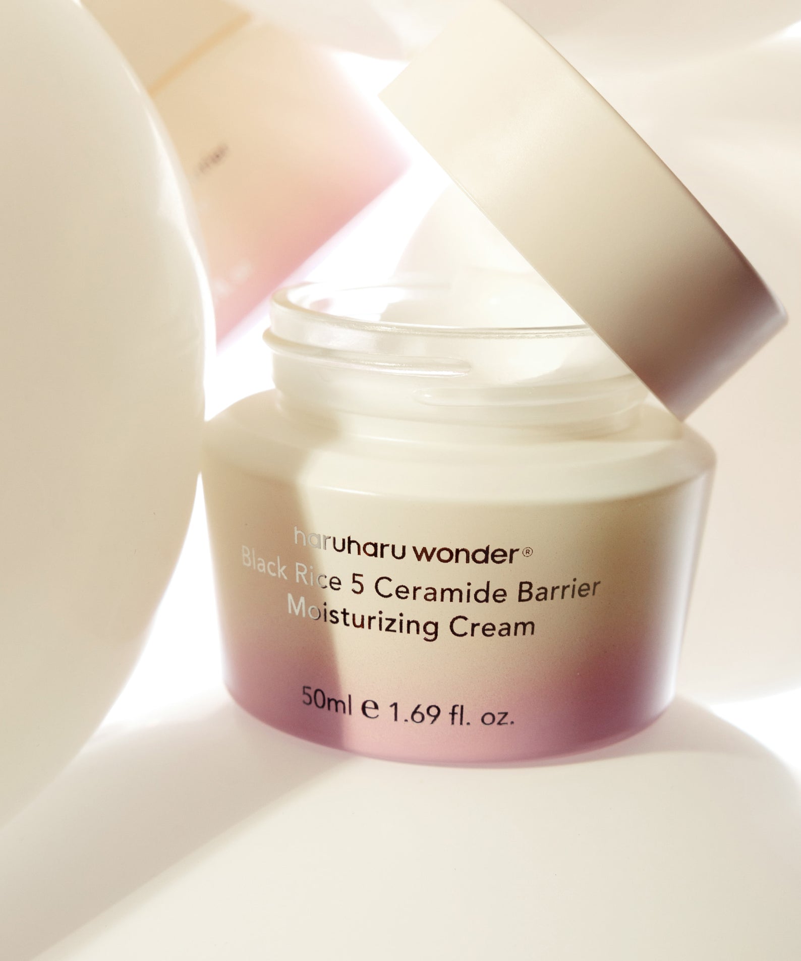 HARUHARU Black Rice 5 Ceramide Barrier Moisturizing Cream 50ml, pot crème noir et blanc, lumière douce, décor minimal