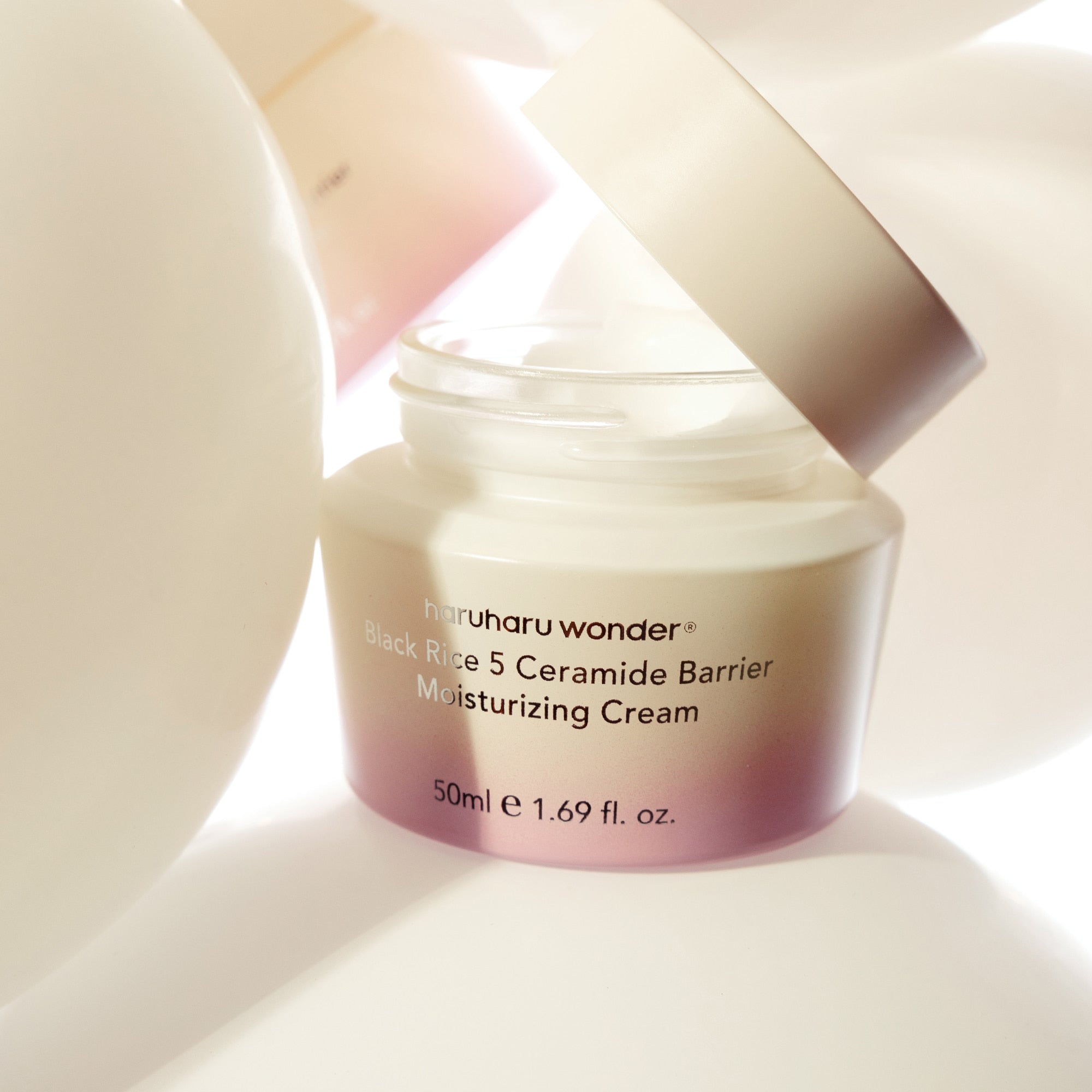 HARUHARU Black Rice 5 Ceramide Barrier Moisturizing Cream 50ml, pot crème noir et blanc, lumière douce, décor minimal
