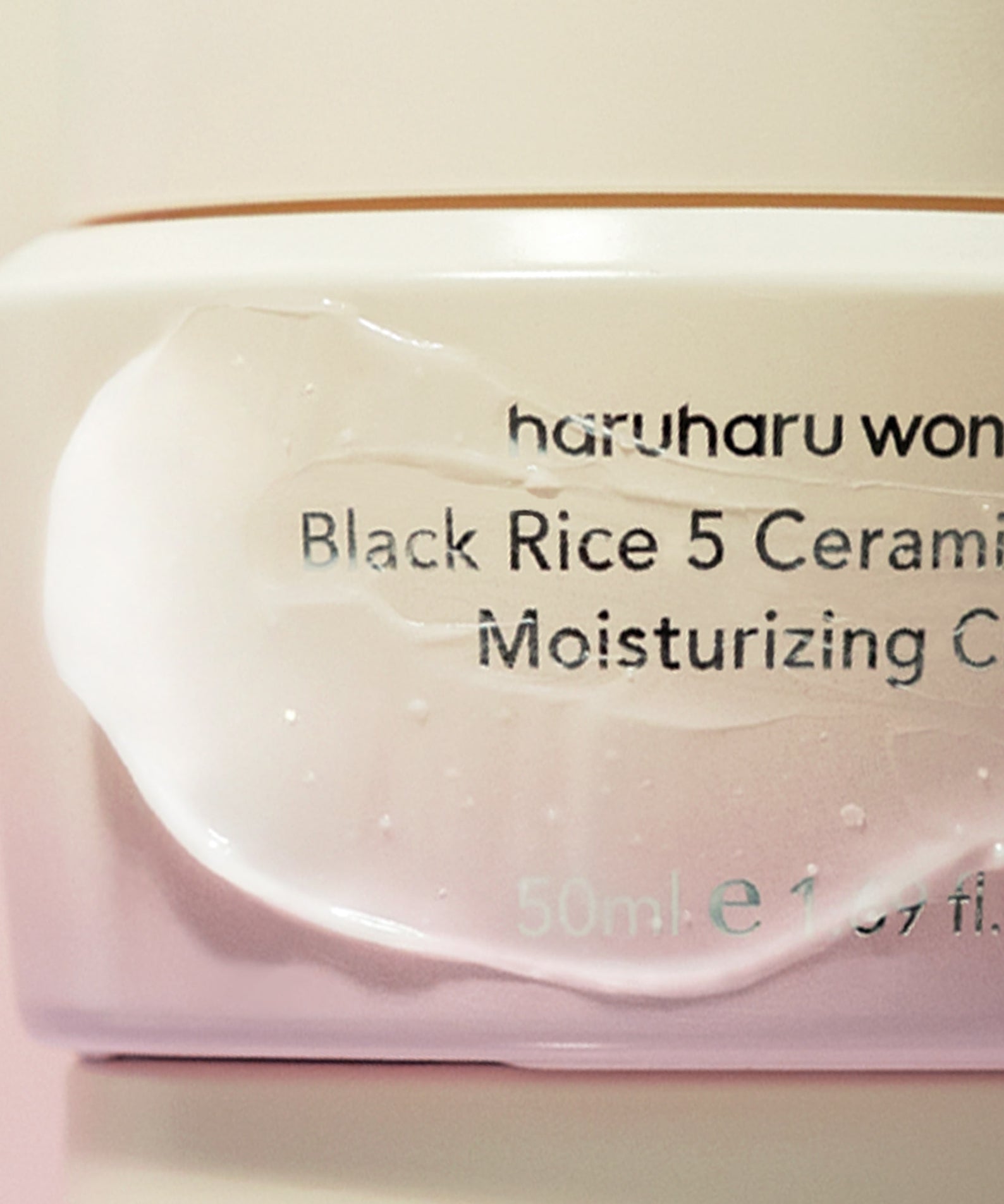 HARUHARU Black Rice 5 Ceramide Barrier Moisturizing Cream 50ml, pot crème sur fond rose, gros plan.