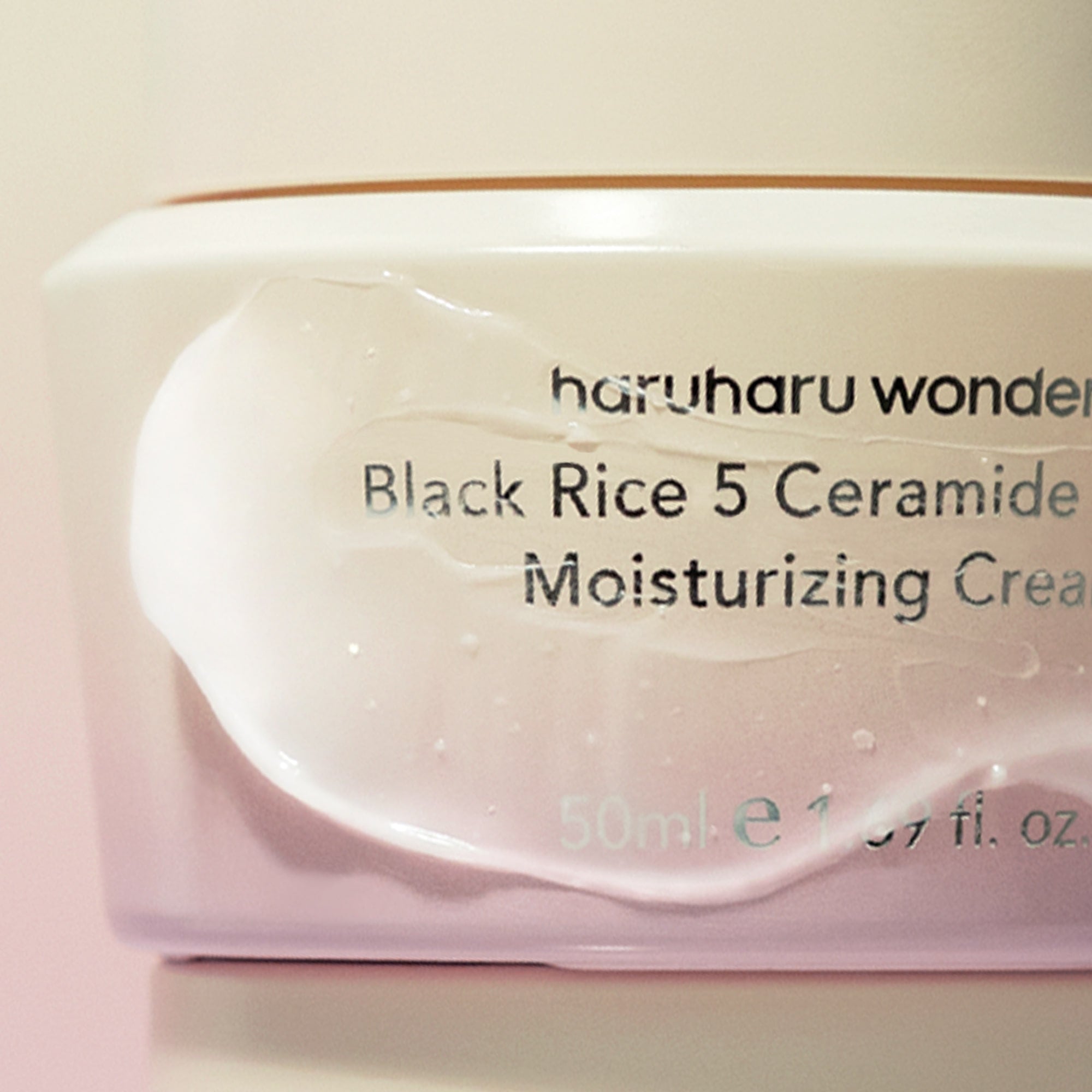HARUHARU Black Rice 5 Ceramide Barrier Moisturizing Cream 50ml, pot crème sur fond rose, gros plan.