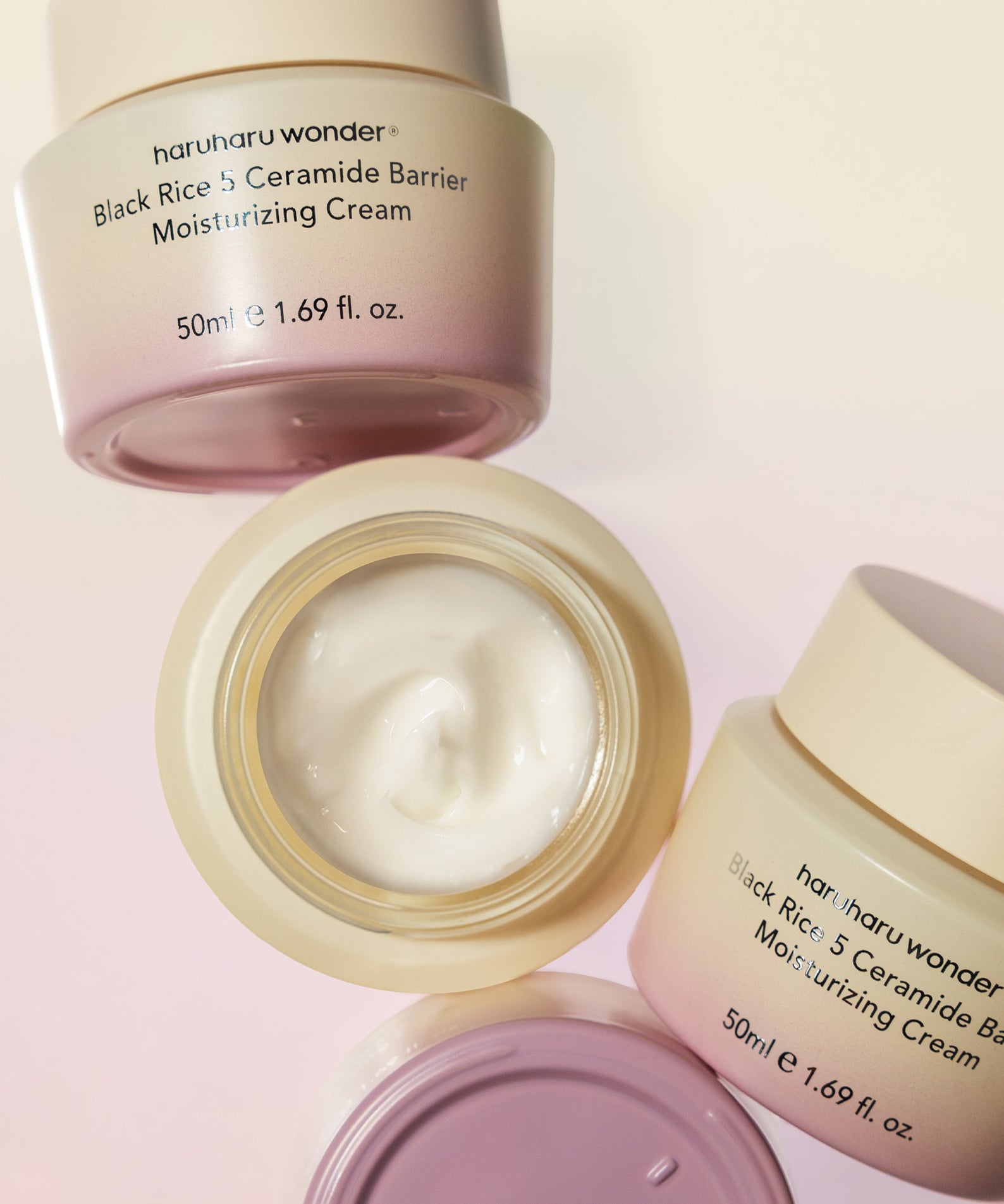HARUHARU Black Rice 5 Ceramide Barrier Moisturizing Cream 50ml, pot et crème visibles sur fond rose, marque bien lisible
