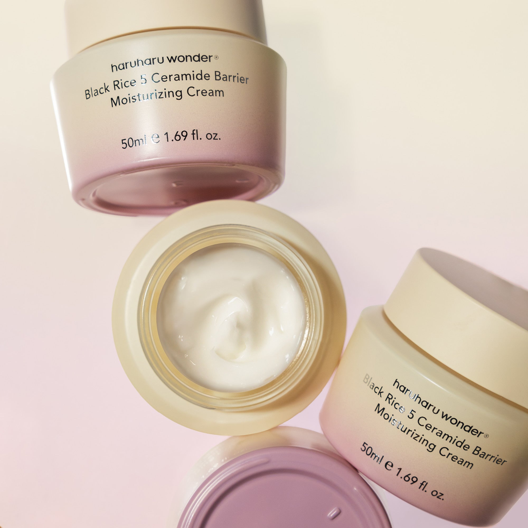 HARUHARU Black Rice 5 Ceramide Barrier Moisturizing Cream 50ml, pot et crème visibles sur fond rose, marque bien lisible