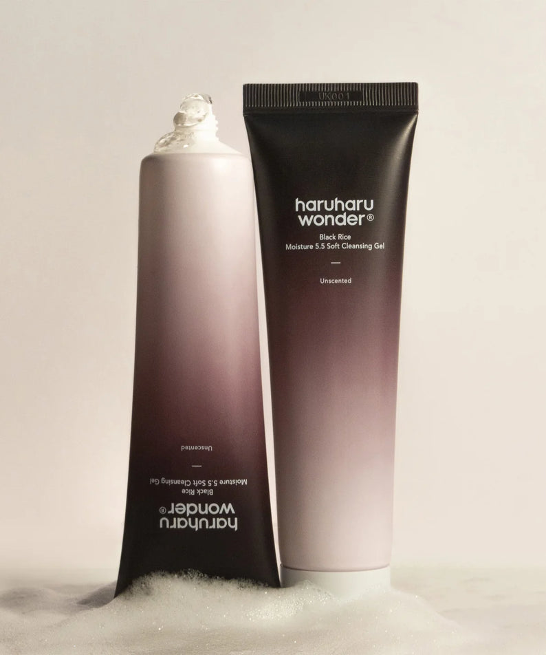 HARUHARU Black Rice Moisture Mildly Acidic Soft Cleansing Gel 100ml de la marque HARUHARU, sur fond clair, flacons et gel.