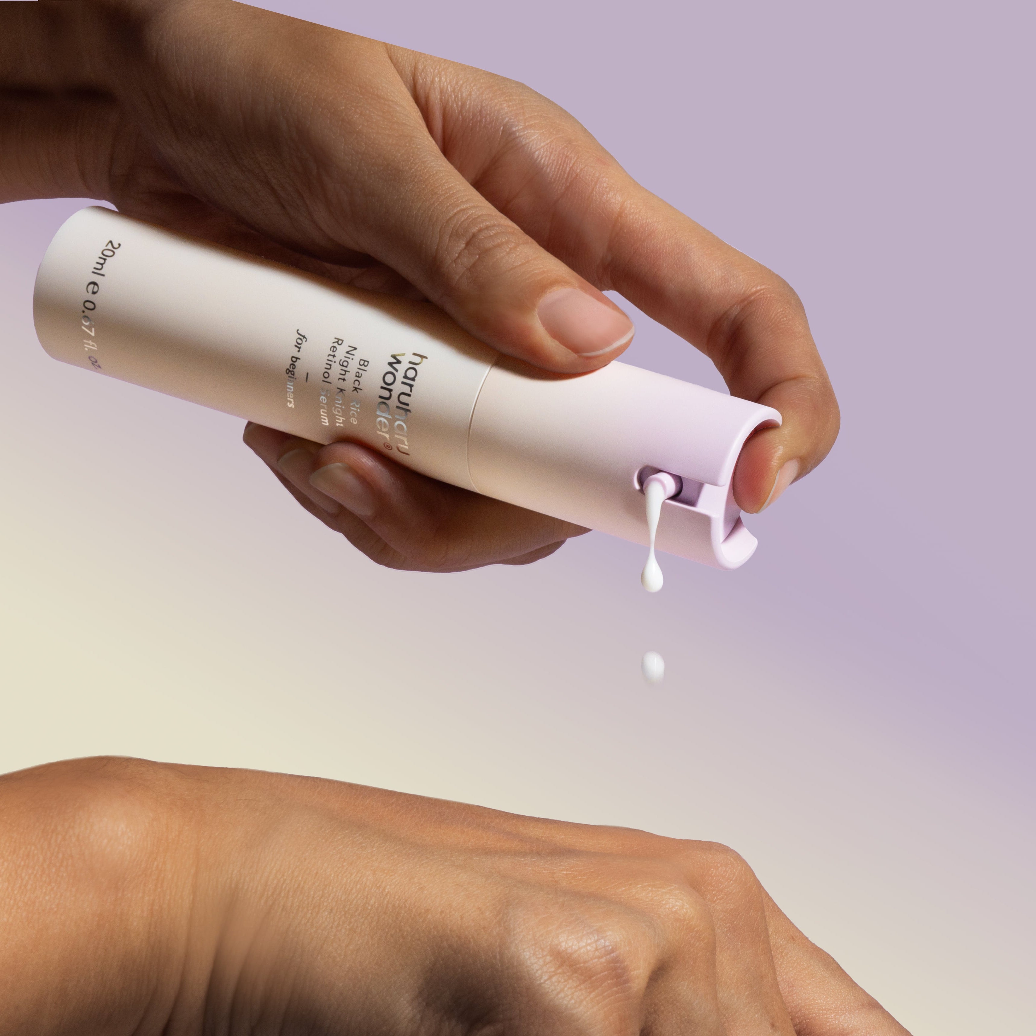 Décris l'image en français : HARUHARU Black Rice Night Night Retinol Serum 20ml de la marque HARUHARU, main appliquant le sérum sur la peau.