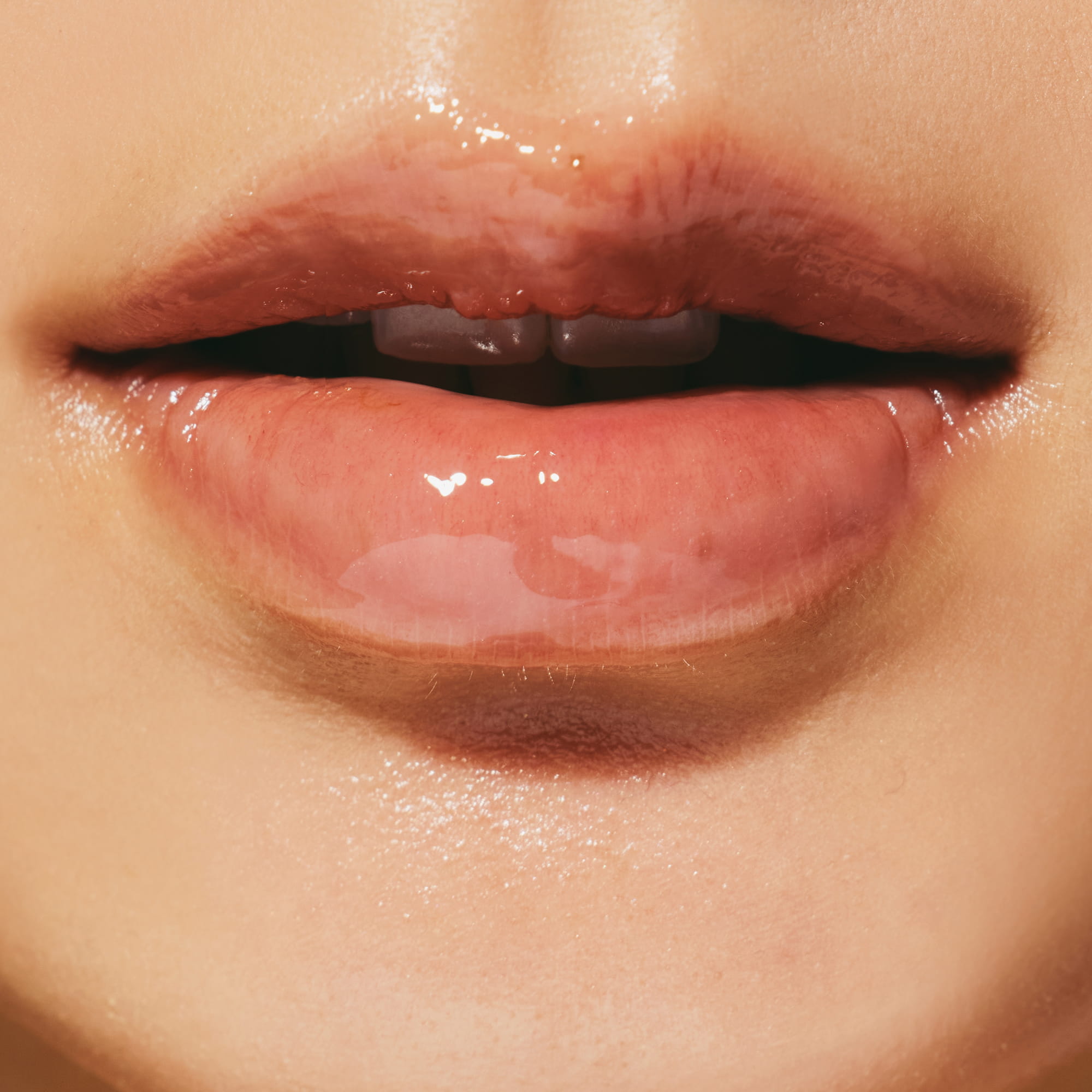 HARUHARU Rose PDRN  Peptide Glowy Balm 10ml, lèvres hydratées et effet glow, gros plan cosmétique de la marque