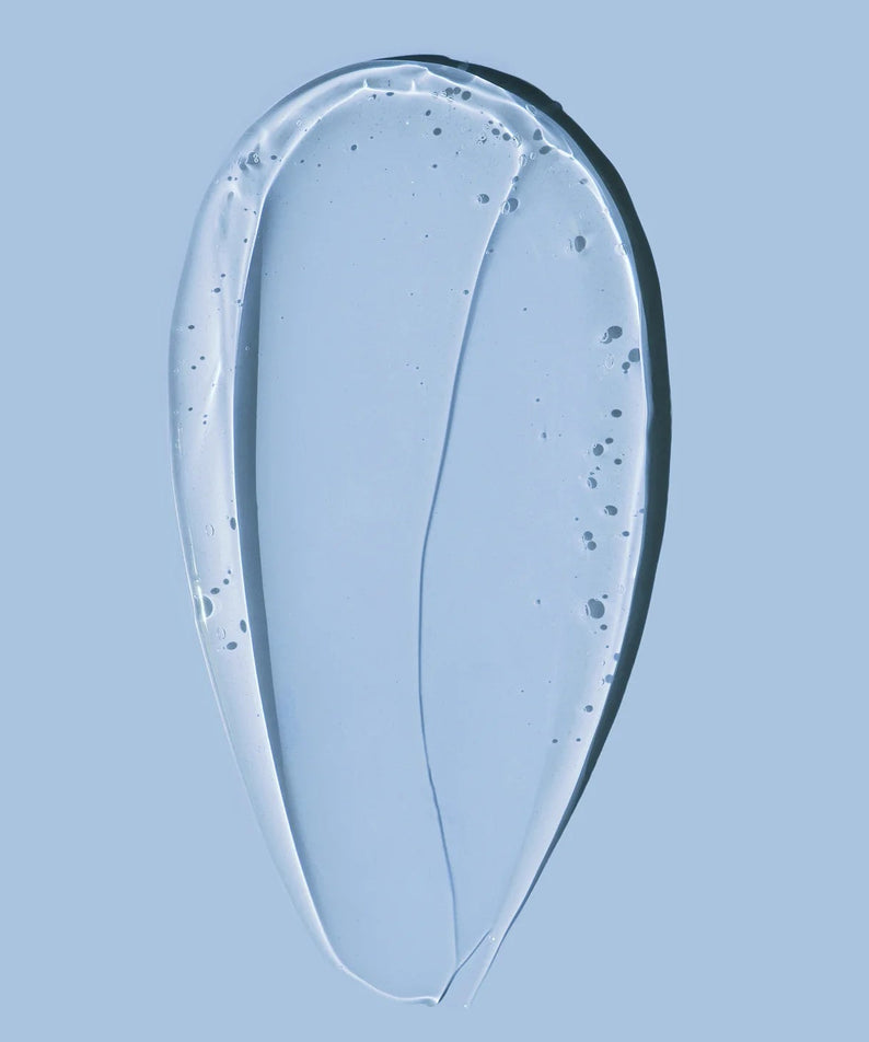 Texture du sérum HARU HARU Black Rice Hyaluronic Essence 50ml sur fond bleu.