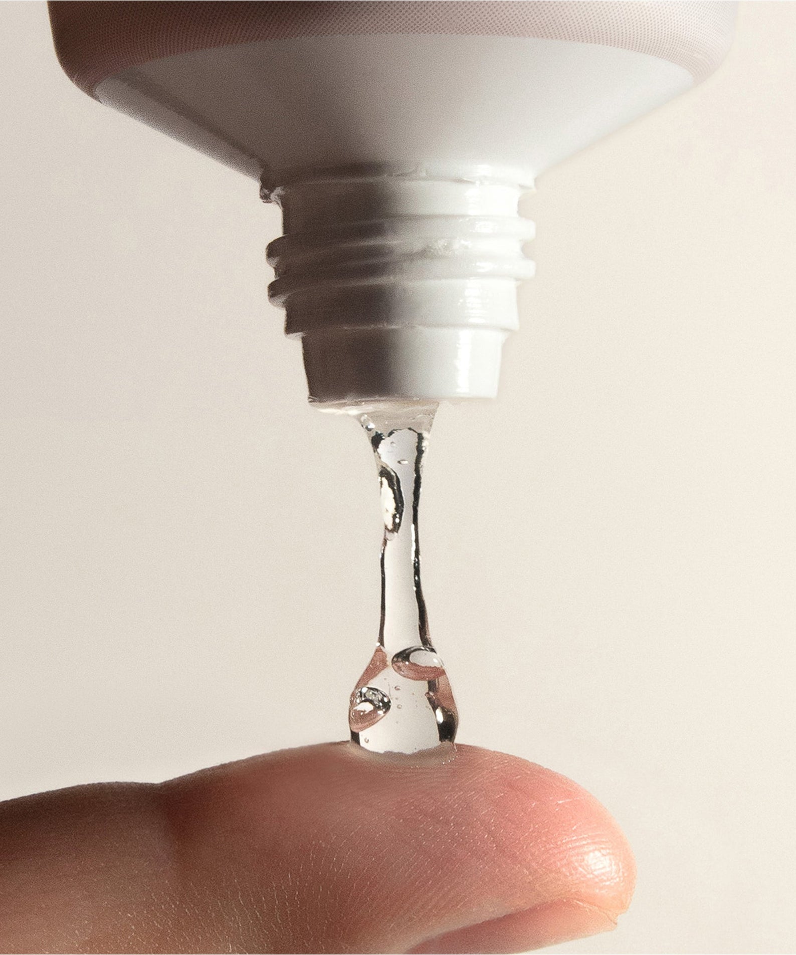 Gel doux HARU HARU Black Rice Moisture Mildly Acidic Soft Cleansing Gel 100ml coulant sur doigt, texture transparente hydratante.