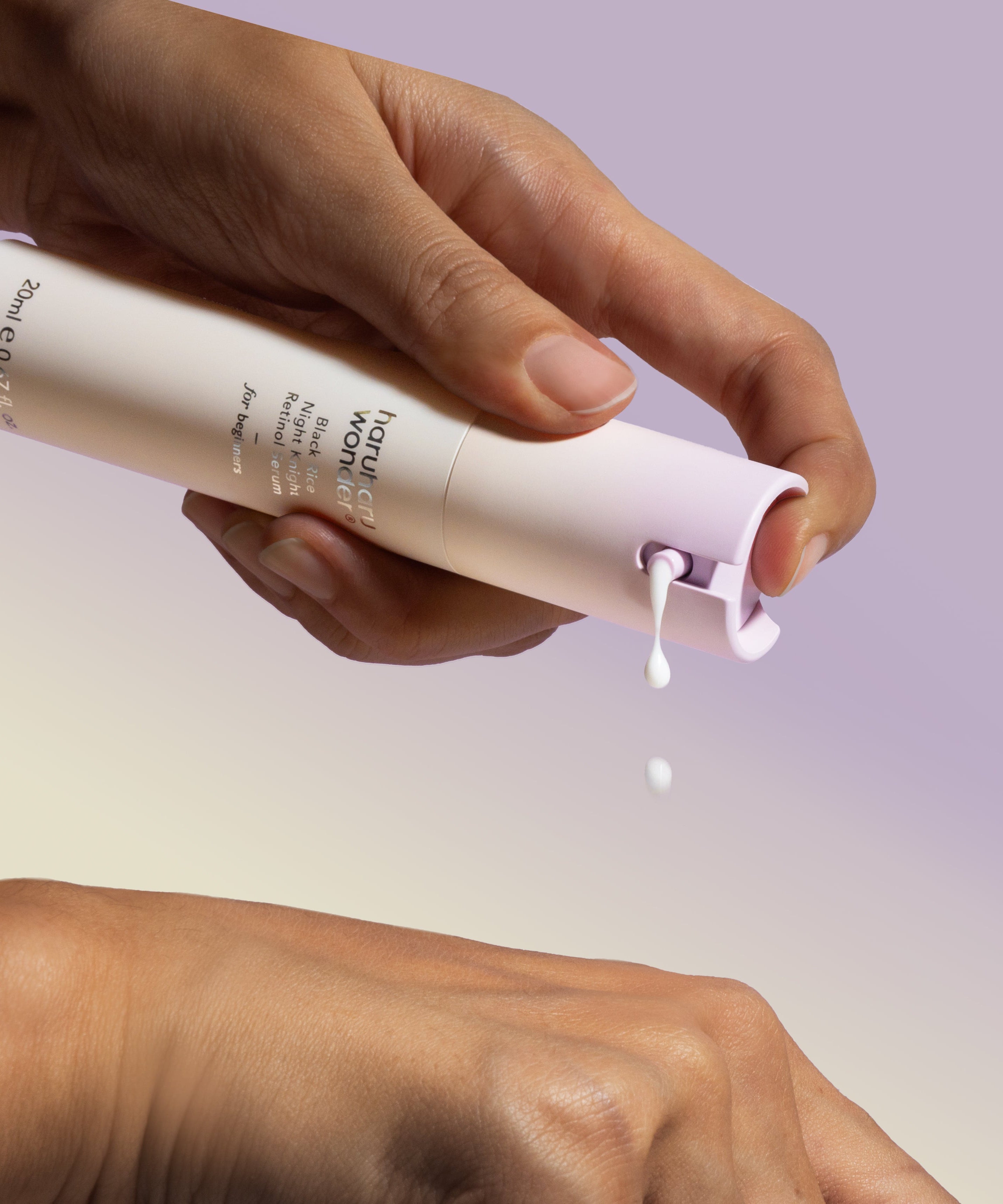 Application de HARUHARU Black Rice Night Night Retinol Serum 20ml sur la peau, montrant la texture du sérum anti-âge.