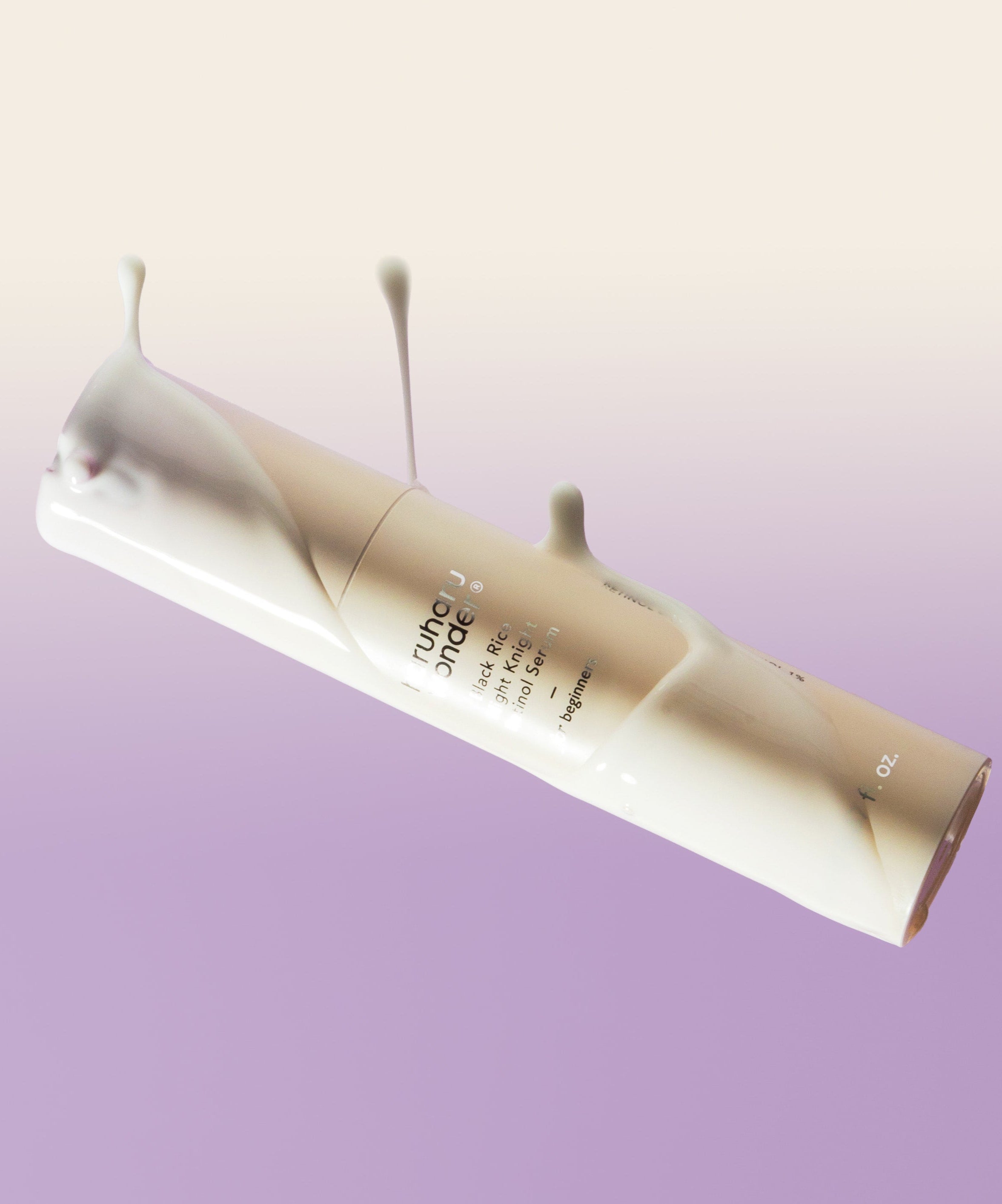 Sérum HARUHARU Black Rice Night Night Retinol 20ml avec texture crémeuse qui coule, sur fond dégradé violet.