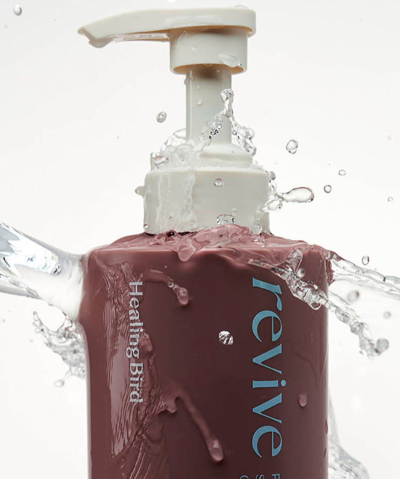 Shampoo HEALING BIRD Revive Protein 500ml avec éclaboussures d'eau, hydratation et soin capillaire. Idéal pour cheveux secs et abîmés.